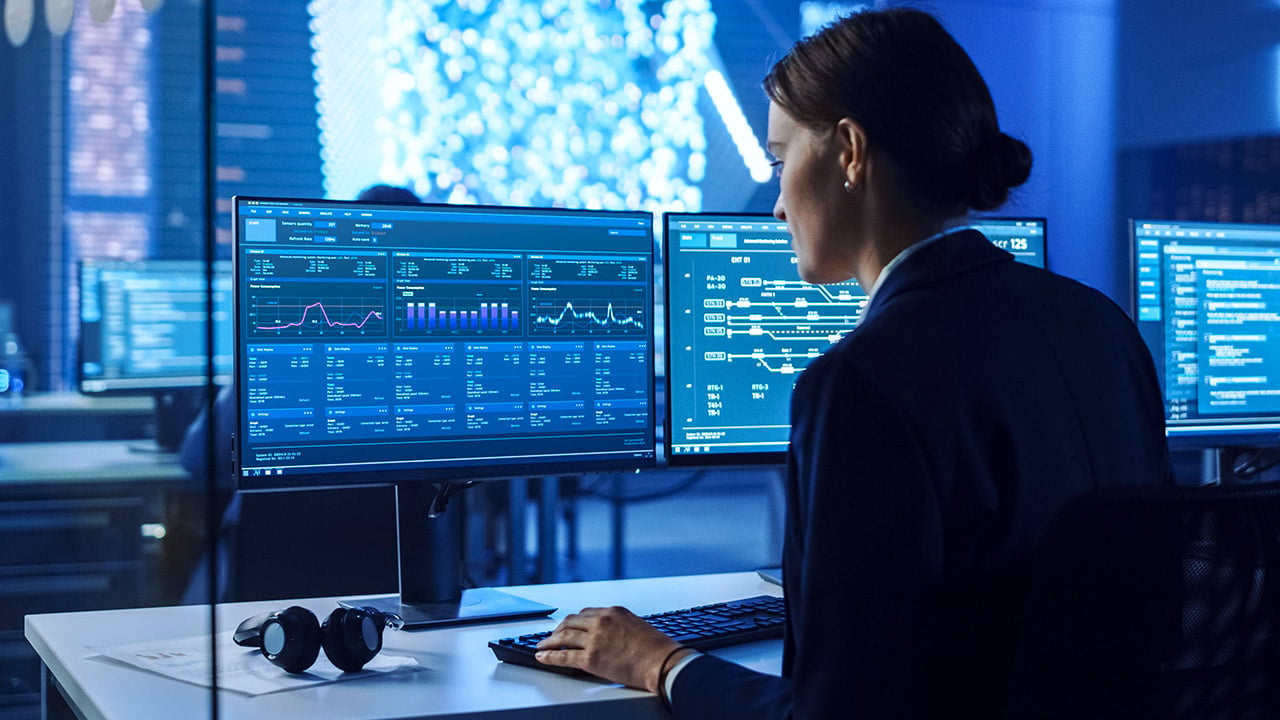 Especialista monitoreando paneles de seguridad informática