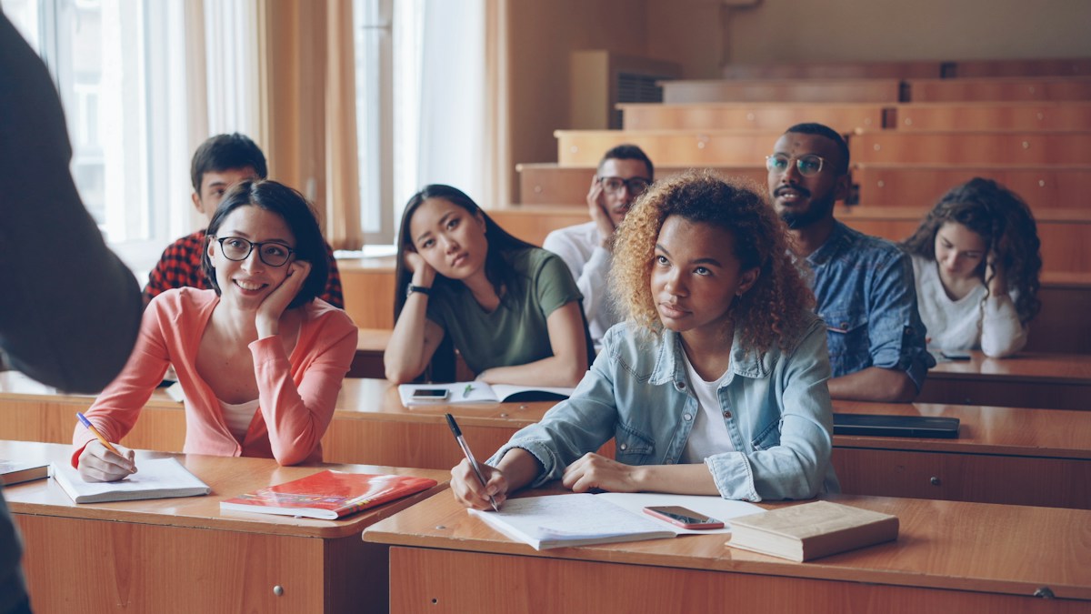 Estudiantes en una clase universitaria