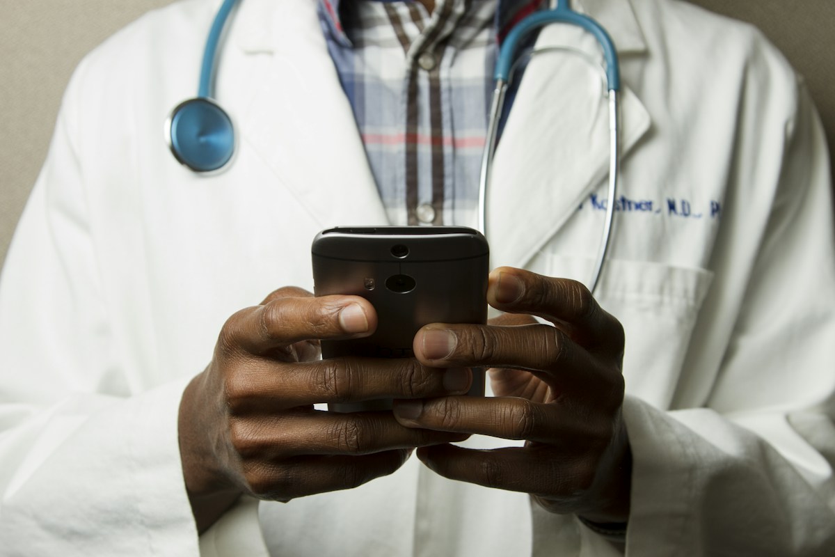 Profesional de salud consultando información en un teléfono